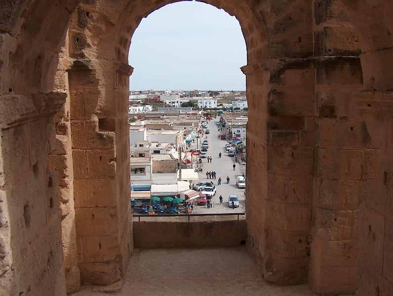 183 EL JEM amphitheatre et ville recente.JPG
